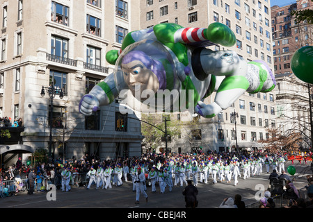 Buzz Lightyear Helium gefüllt Ballon schwebt über Kopf während der 2011 Macy's Thanksgiving Day Parade in New York City. Stockfoto