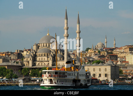 ISTANBUL, TÜRKEI. Ein Blick auf die Yeni-Moschee in Eminönü, wie gesehen von der Karakoy-Seite des Goldenen Horns. 2009. Stockfoto