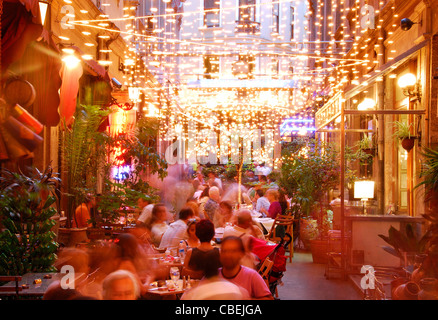ISTANBUL, TÜRKEI. Belebten Restaurants, Bars und Cafés in einer Seitenstraße der Istiklal Caddesi im Stadtteil Beyoglu. 2009. Stockfoto