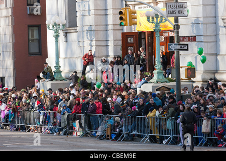 Das Publikum am Central Park West wartet darauf, einen Blick auf die Macy's Thanksgiving Day Parade am Donnerstag, 24. November 2011 erhalten. Stockfoto