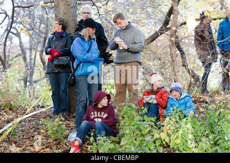 Menschen stehen im Central Park wartet auf einen Blick auf die Macy's Thanksgiving Day Parade am Donnerstag, 24. November 2011 erhalten. Stockfoto