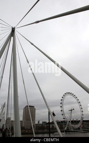 Fußgängerbrücke aus Norden Böschung Fluss Themse London London Eye im Hintergrund Stockfoto