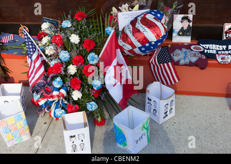 Andenken und Erinnerungen an jene verloren in den Ereignissen von 9/11 links bei der Feuerwehr Memorial Wall in New York City. Stockfoto