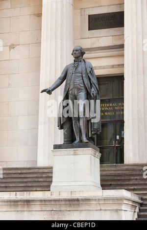 Eine Statue von George Washington steht vor der Federal Hall National Memorial an der Wall Street in New York City. Stockfoto