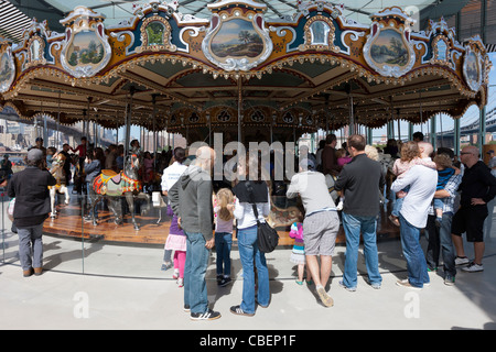 Menschen besuchen Karussell der historischen Jane in Brooklyn Bridge Park im dumbo Abschnitt von Brooklyn in New York City. Stockfoto