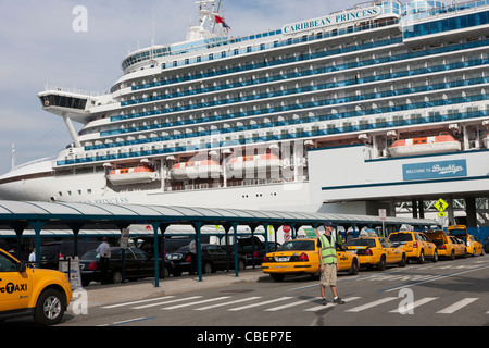 Die Caribbean Princess im Brooklyn Cruise Terminal in Brooklyn, New York. Stockfoto