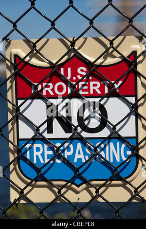 Ein "No Trespassing" Zeichen auf einem Zaun umgibt eine US militärische Anlage. Stockfoto