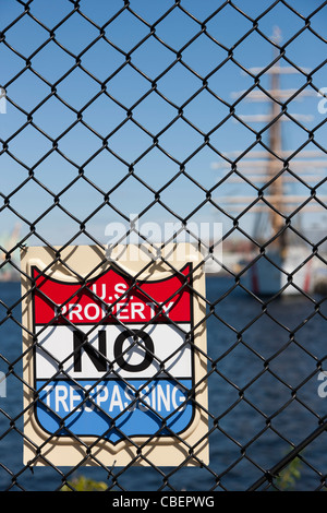 Ein "No Trespassing" Zeichen auf einem Zaun rund um die US Coast Guard Station in New London, Connecticut. Stockfoto