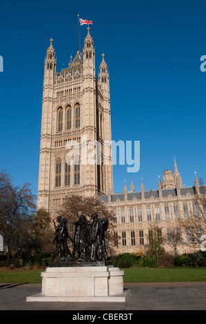 Die Bürger von Calais-Skulptur von Rodin und der Victoria-Turm an der Palace of Westminster, London, England, UK Stockfoto