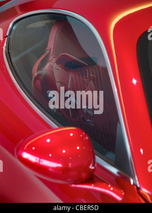 Alfa Romeo 8C Competizione Detail mit dem historischen 8C Modell spiegelt sich im Fenster. Stockfoto