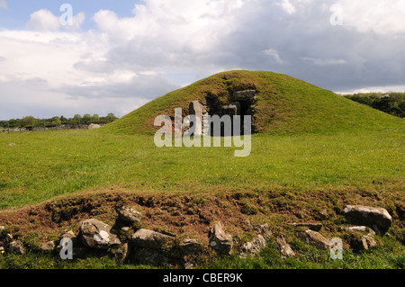 Eingang und Teil stellt Hügel Bryn Celli Ddy Henge Monuments und später ein Ganggrab Llandaniel Fab Anglesey Wales UK Stockfoto