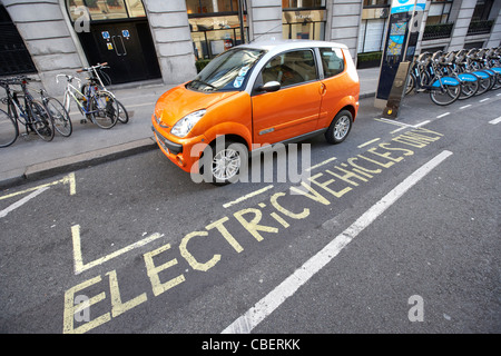 Elektro-Fahrzeuge parken Bay und Auto aufladen zeigen London England uk Vereinigtes Königreich Stockfoto