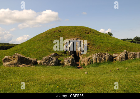 Eingang und Teil stellt Hügel Bryn Celli Ddy Henge Monuments und später ein Ganggrab Llandaniel Fab Anglesey Wales UK Stockfoto