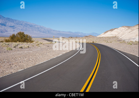 Lange offene Desert Highway, Nevada, USA Stockfoto