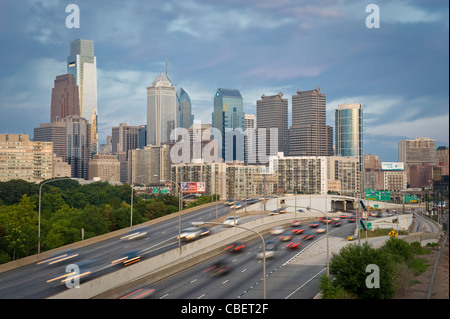 Philadelphia Skyline Stadtbild mit Autobahn und unscharfen Verkehr Stockfoto