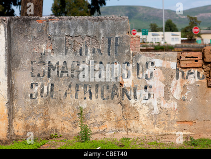 Alten kommunistischen Propaganda auf einer Wand In Schutt und Asche, Lubango, Angola Stockfoto