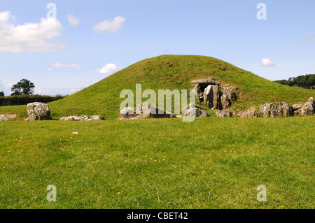 Eingang und Teil stellt Hügel Bryn Celli Ddy Henge Monuments und später ein Ganggrab Llandaniel Fab Anglesey Wales UK Stockfoto