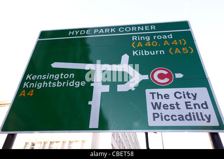 Hyde Park Ecke Roadsign zeigt Staus kostenlos Ortseingangsschild Zone im zentralen London England uk United kingdom Stockfoto