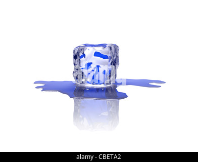Schmelzende Eiswürfel mit Wasserpfütze auf weißem Hintergrund Stockfoto