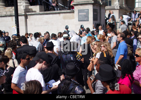 Teilnehmer an einem Michael Jackson Thriller-Flashmob am Trafalgar Square kurz nach dem Tod des Sängers Stockfoto