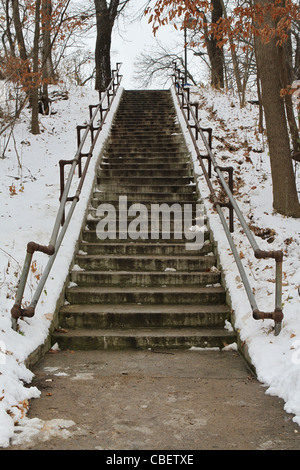 Eine lange Außentreppe in Minneapolis, Minnesota. Stockfoto