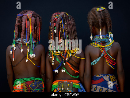 Mwila Mädchen mit traditionellen Frisur und Perlenketten, Angola Stockfoto