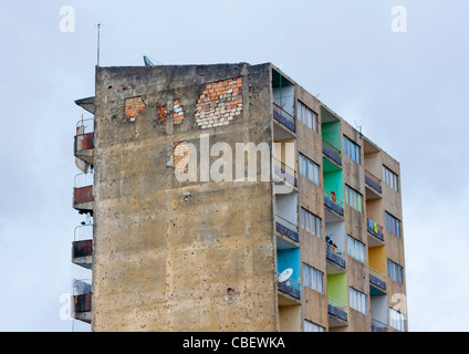 Kugel-Auswirkungen auf eine Gebäude-Fassade In Huambo, Angola Stockfoto