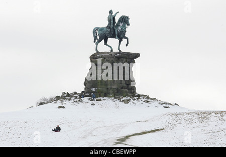 Das Kupfer-Pferd, eine Statue von George III auf dem Rücken der Pferde, die sich The Long Walk nach Windsor Castle von der Spitze des Snow Hill aussieht. Stockfoto