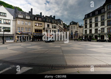 Bouillon (Belgien). Das Stadtzentrum und einen einzigartigen Kreisverkehr Stockfoto