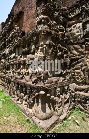 Naga und Gottheiten. Terrasse des Lepra-Königs. Angkor. Kambodscha Stockfoto
