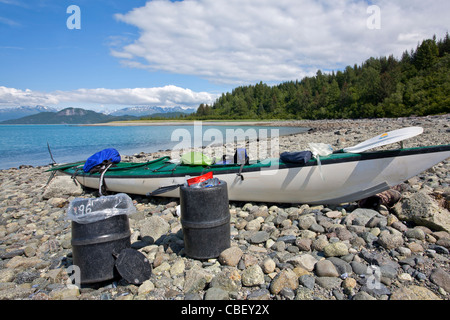 Tragen Sie beständig Essen Kanister und Kajak. Glacier Bay Nationalpark. Alaska. USA Stockfoto