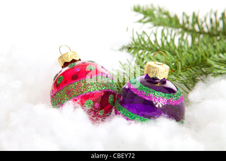 Bunte Glitzer Weihnachtskugeln auf weißem Hintergrund Stockfoto
