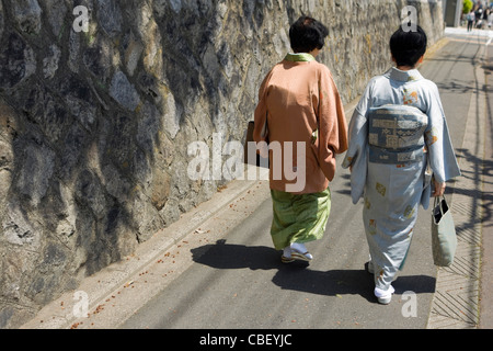 Zwei japanische Frau im traditionellen Kimono Kleid auf der Straße in Kyoto, Japan Stockfoto