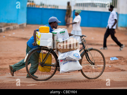 Mann trägt eine schwere Last auf seinem Fahrrad, Malanje, Angola Stockfoto