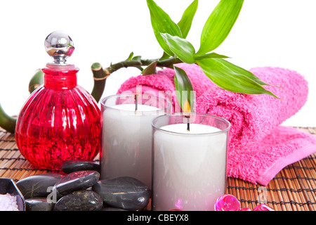 Rosa Spa Zen Accessoires und Bambus auf Zuckerrohr-Matte Stockfoto