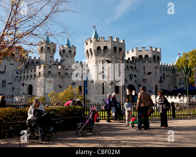 Mittelalterliche Burg in Legoland, Windsor, Berkshire, England, Vereinigtes Königreich Stockfoto