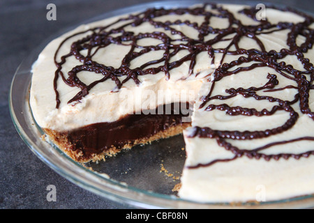 Eine Schokolade Erdnussbutter-Mousse-Torte. Stockfoto