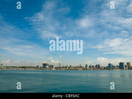 Skyline auf Bucht von Luanda, Angola Stockfoto