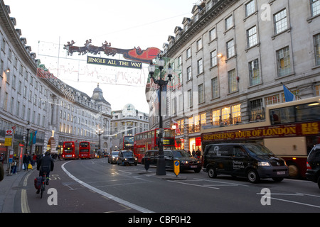 Regent street auf einem kalten Dezember Weihnachts-shopping Tag London England uk Vereinigtes Königreich Stockfoto