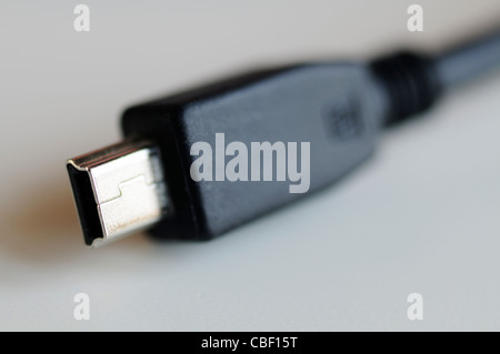 Nahaufnahme von einem Mini-USB-Anschluss auf einem weißen Hintergrund führen Stockfoto