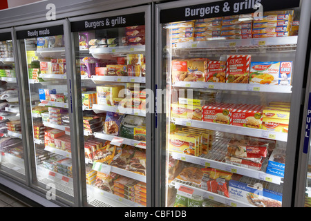 Tiefkühlkost Gefriergeräte und Regale im Inneren eine britische Supermarkt London England uk Vereinigtes Königreich Stockfoto