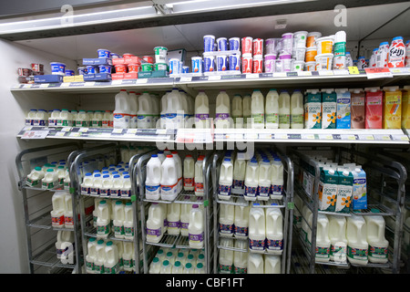 Milch und Milchprodukte Kühlregale im Inneren eine britische Supermarkt London England uk Vereinigtes Königreich Stockfoto