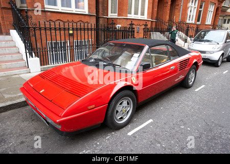 Ferrari Cabrio geparkt in einem Kensington und Chelsea resident Parkplatz Bucht London England Großbritannien Grossbritannien Stockfoto