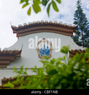 Madonna auf einer Fassade eines alten portugiesischen Hauses In Benguela, Angola Stockfoto