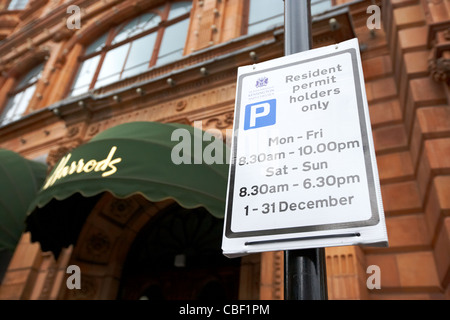 Kensington und Chelsea resident erlauben Inhaber nur Parkplatz Schild Harrods London England uk Vereinigtes Königreich Stockfoto