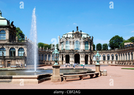 Touristen im Innenhof des Zwingers in Dresden vor der Wallpavilion in der barocken Anlage. Stockfoto