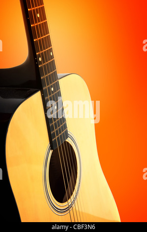 Detail einer gelb, hölzernen akustischen Gitarre auf einem weißen Hintergrund Stockfoto