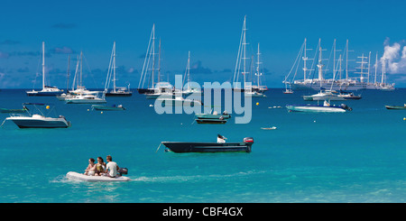 Boote im Hafen Corossol in St. Barthelemy, French West Indies. Stockfoto