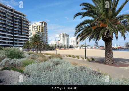 Wohnblocks am Strand von Port Melbourne, Victoria, Australien. Stockfoto