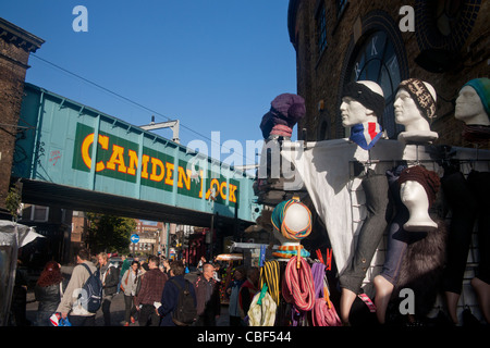Camden Lock Eisenbahn Brücke und Markt-Mütze und Schal Stall mit Schaufensterpuppen Camden North London England UK Stockfoto